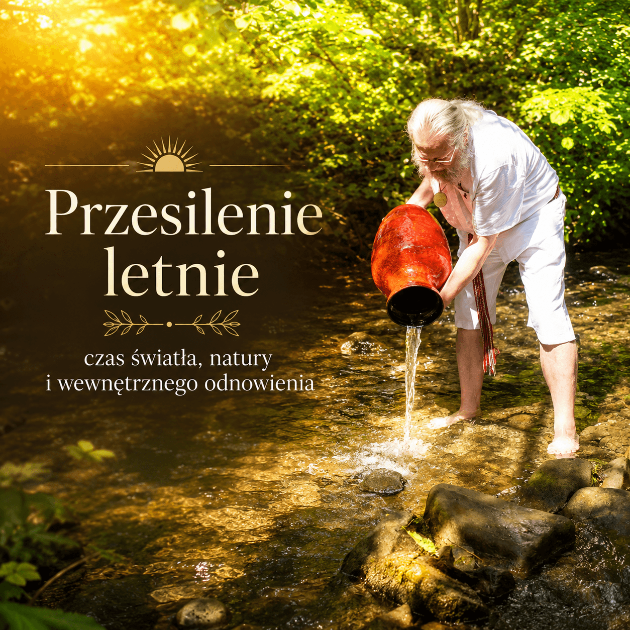 Mężczyzna w białej szacie przelewający wodę do leśnego strumienia podczas symbolicznego obrzędu przesilenia letniego.